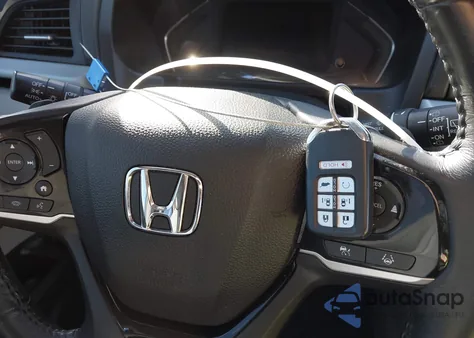 2022 Honda Odyssey Touring z USA, uszkodzony, nr VIN 5FNRL6H81NB001565